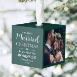 Adorno Cúbico 3.ᵉʳ Navidades casados recién casados Green<br><div class="desc">Celebrar una alegre primera festividad como recién casados con un collage de fotos de personalizado 3 "Nuestros primeros Navidades casados" adorno de cubo blanco y verde. Todos los textos e imágenes de esta plantilla son fáciles de personalizar. (IMAGEN PLACEMENT TIP: Una manera fácil de centrar una foto exactamente como quieres...</div>