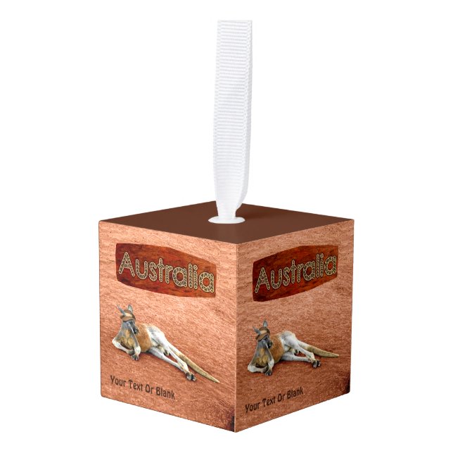 Adorno Cúbico Canguro Rojo En Gorra Slouch (Anverso en perspectiva)