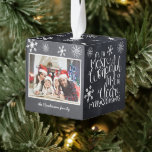 Adorno Cúbico Chalkboard de copo de nieve maravillosa época del<br><div class="desc">Hermoso adorno de vacaciones basado en tipografía. "Es la época más maravillosa del año" aparece en una tipografía con letras blancas en un fondo de pizarra gris carbón,  acentuado con copos de nieve blancos,  con una foto familiar.</div>