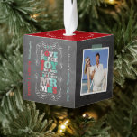 Adorno Cúbico Chalkboard Mistletoe Vintage Primera Foto De Navid<br><div class="desc">'Amor, paz, alegría, besos. Nuestra primera Navidad como Mr. y Mrs.' palabras en colorida tipografía festiva de mezcla de color rojo y verde, foto de 4 instantáneos en un retro Navidad de vacaciones de pizarra negra adorno cubo de bodas. Este moderno diseño de adorno navideño presenta una foto instantánea en...</div>