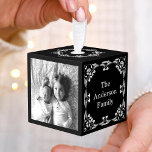 Adorno Cúbico Crea tu propia Personalizado elegante foto familia<br><div class="desc">Crea tu propio adorno de cubo personalizado con tus imágenes personalizados en un fondo negro con remolinos vintage. Añade tu foto, diseño o arte favorito para crear algo realmente único. Para editar esta plantilla de diseño, haga clic en 'Cambiar' y cargue su propia imagen como se muestra arriba. Haga clic...</div>