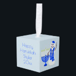 Adorno Cúbico El muñeco de nieve Chrismukkah de Jánuca añade<br><div class="desc">Personalice este ornamento del cubo del muñeco de nieve de Jánuca con su nombre, año y mensaje para un recuerdo de encargo del día de fiesta. El frente y el texto trasero se pueden modificar para requisitos particulares independientemente con sus mensajes únicos para el que está de un ornamento bueno...</div>