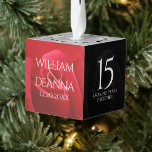 Adorno Cúbico Elegante celebración del 15° Rosa de aniversario d<br><div class="desc">¡Celebremos el 15º aniversario de los rosas de boda con este adorno conmemorativo de cubo! Las elegantes letras que se alternan entre rosa roja y negro añaden un toque memorable a esta ocasión especial y un hito. Personalizar con los nombres de la pareja, fecha de boda, foto(s) y mensaje(s) de...</div>