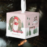 Adorno Cúbico Festividad de la foto de la granja de árboles de n<br><div class="desc">Celebra la época mágica y festiva de las fiestas con nuestro adorno de cubo de fotos de las vacaciones personalizados. Nuestro vintage diseño navideño presenta un paisaje de granja de árboles de Navidad, este patrón de Navidades incorpora una escena de Navidades agrícolas que incluye una casa de campo, un granero...</div>
