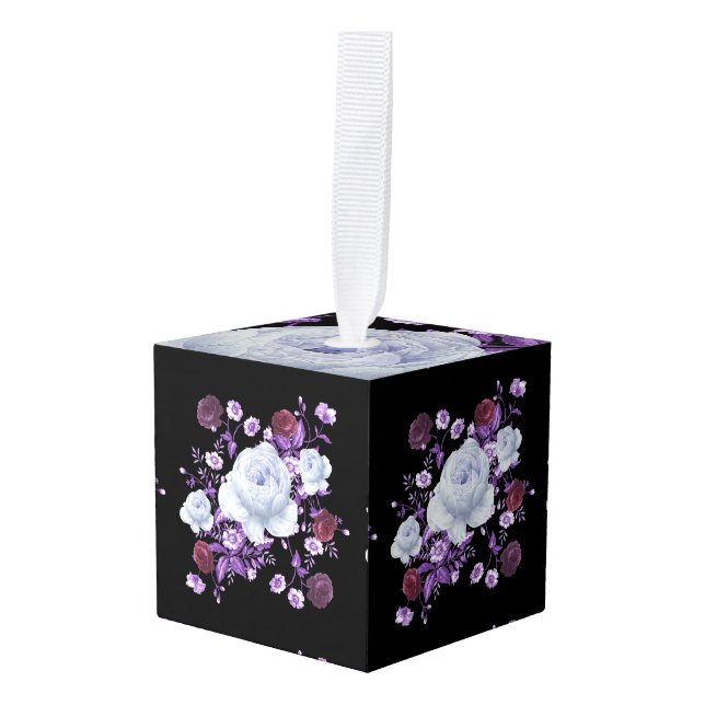 ADORNO CÚBICO FLORES DE LILA, FONDO NEGRO (Anverso en perspectiva)