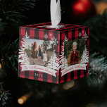 Adorno Cúbico Fotos de la familia de pinos de color rojo con sab<br><div class="desc">Granja rústica árboles frescos de Navidad familia foto mantener el adorno del cubo de sake. El adorno puede ser personalizado con el nombre de la familia, el año y cuatro de tus fotos familiares favoritas. Borde de ajedrez rojo con pinos rústicos y copos de nieve. Agregue su propio tipo de...</div>