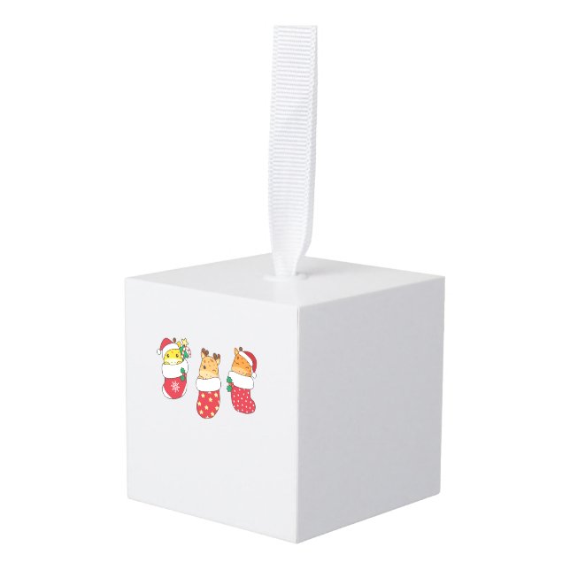 Adorno Cúbico Girafas Cuestas En Navidades Se Muestran Para Navi (Anverso en perspectiva)