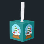 Adorno Cúbico Globe de nieve con cardenal Snowman y árbol de pin<br><div class="desc">Un ilustracion de un globo de nieve que presenta un paisaje montañoso muy lindo y nevado con un cardenal rojo usando un sombrero de santa roja, un muñeco de nieve con un listón rojo y sombrero de santa, y pinos. Este bonito diseño de cúpula de nieve personalizado es un regalo...</div>