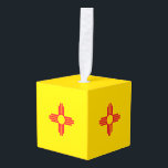 Adorno Cúbico Gráfico dinámico de la bandera del estado de Nuevo<br><div class="desc">Esta es una dinámica presentación de Diseño de la Bandera del Estado de Nuevo México. Una gran idea de regalo para reuniones, celebraciones y ocasiones. Utilice el enlace "Mensaje" para contactarnos con sus solicitudes de diseño especiales o para obtener alguna ayuda con cualquiera de sus necesidades de proyectos de personalización....</div>