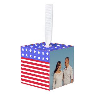 Adorno Cúbico Imagen editable y rayas rojas y blancas