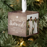 Adorno Cúbico La madera rústica mira primero la foto casada de N<br><div class="desc">Este hermoso adorno fotográfico de First Christmas Married contiene un estilo rústico de madera diseñado de fondo y tipografía elegante. Es fácil de personalizar y se incluyen tres plantillas de fotos. La madera tiene un ligero aspecto "quemado" en las esquinas, y hay un pequeño acento estrella en el frente. ¡Perfecto...</div>