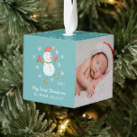 Adorno Cúbico La primera Navidad del bebé de Snowman, Holly Joll<br><div class="desc">Celebra la primera Navidad de tu bebé con este adorable y colorido adorable adorno de fotos, con un tonto muñeco de nieve, con pequeños acentos que incluyen copos de nieve y corazones. Es fácil de personalizar y hace un maravilloso placer para el tesoro en los próximos años! Se incluyen tres...</div>