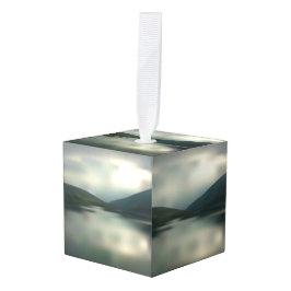 Adorno Cúbico Lago en las montañas