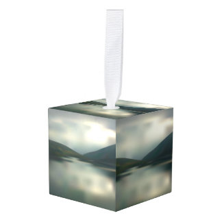 Adorno Cúbico Lago en las montañas