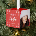 Adorno Cúbico Merry y Bright 3 fotos de copas de nieve Navidades<br><div class="desc">Un adorno de Navidad cúbico para una familia, con 3 fotos de marcador de posición en los lados y texto en el cuarto lado. El texto es blanco sobre fondo rojo. El texto Merry & Bright es más grande en el centro, con la palabra Bright escrita en escritura. Los nombres...</div>