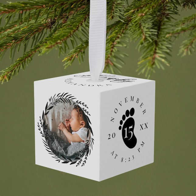 Adorno Cúbico Nombre del bebé y estado de nacimiento Huella y fl (Baby Name & Birth Stats Footprint & Photo Wreath Cube Ornament)