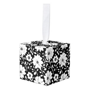 Adorno Cúbico Patrón simple de la flor negra y blanca sin foco