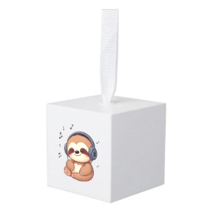 Adorno Cúbico Perezoso Chibi con Auriculares � Ilustración Kawai
