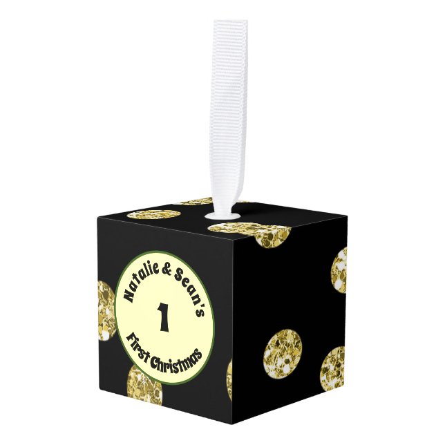 Adorno Cúbico Primer Confetti de oro navideño de pareja en negro (Anverso en perspectiva)