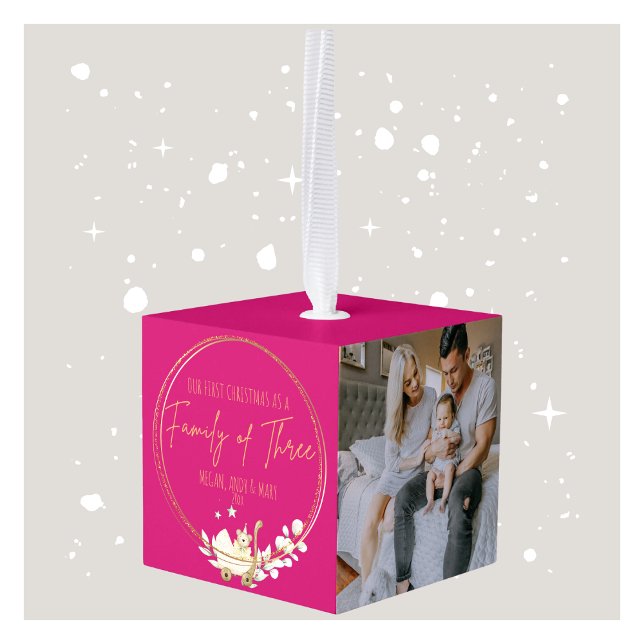 Adorno Cúbico Primera Navidad como familia de los tres (First Christmas as a Family of Three Cube Ornament)