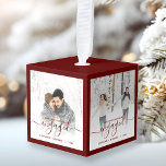 Adorno Cúbico Primera Navidad Cuatro guiones rojos de foto<br><div class="desc">Conmemore su compromiso con este hermoso adorno de conservas moderno. El texto rojo burdeos dice "Nuestra primera Navidad se comprometió", con la palabra "comprometida" en un elegante guión de escritura a mano con flores antes y después. La parte superior, la inferior y los bordes del cubo son una sombra de...</div>
