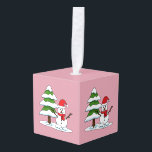 Adorno Cúbico Snowman con un árbol de pino con nieve<br><div class="desc">Un ilustracion de un adorable muñeco de nieve con un lindo bonete rojo y un pino nevado. La nevada en invierno es una de las mejores experiencias de esta temporada, sin mencionar que los niños y adultos pueden hacer sus propios muñecos de nieve y divertirse tirando bolas de nieve. ¿Cuáles...</div>