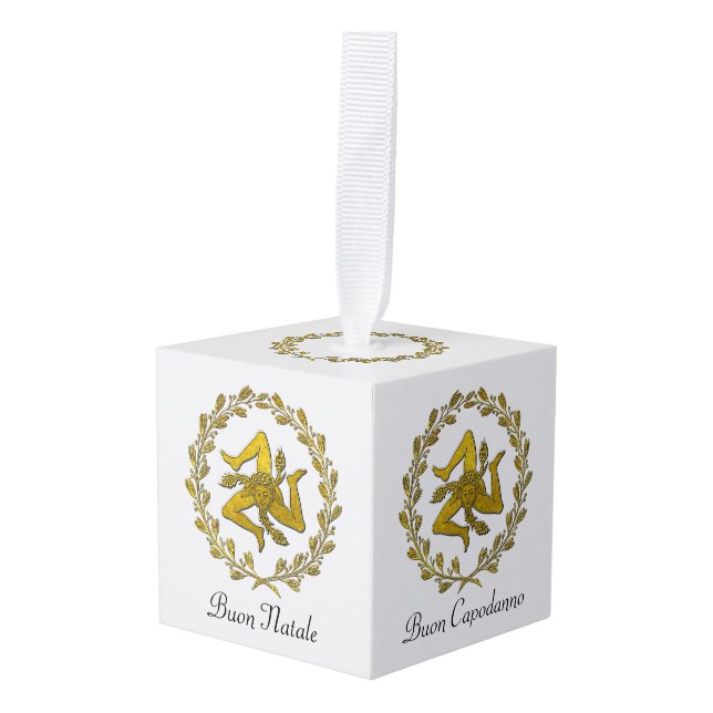 Adorno Cúbico Trinacria siciliano y guirnalda (Anverso en perspectiva)