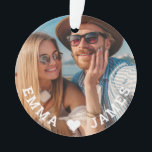 Adorno Cute Love Heart Photo Parples Nombres personalizad<br><div class="desc">Cute Love Heart Photo Couples Personalized Names Ornaments incluye tu foto favorita con un corazón de amor y personalizada con tus nombres en escritura blanca moderna. Personalice editando el texto en el cuadro de texto proporcionado y agregando su propia imagen. Los regalos perfectos para parejas, novia, esposa, novia y más...</div>