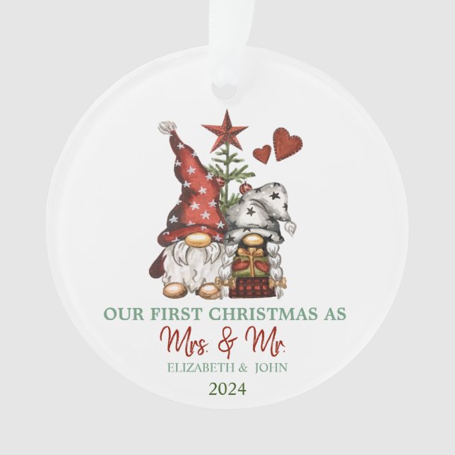 Adorno Cuto Gnomes Pine Tree Nuestra Primera Navidad (Anverso)