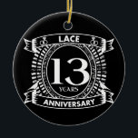 Adorno De Cerámica 13.º lugar del aniversario del boda<br><div class="desc">Su décimo tercer aniversario de boda tiene el regalo tradicional de encaje. Este diseño de estilo escudo es un diseño romántico para parejas que celebran 13 años de matrimonio. Si quieres ayuda para personalizar este diseño, por favor contacta conmigo, es un botón de preguntar a este diseñador, justo debajo de...</div>