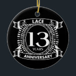 Adorno De Cerámica 13.º lugar del aniversario del boda<br><div class="desc">Su décimo tercer aniversario de boda tiene el regalo tradicional de encaje. Este diseño de estilo escudo es un diseño romántico para parejas que celebran 13 años de matrimonio. Si quieres ayuda para personalizar este diseño, por favor contacta conmigo, es un botón de preguntar a este diseñador, justo debajo de...</div>