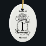 Adorno De Cerámica 1.ᵉʳ Aniversario Boda<br><div class="desc">Un placer para conmemorar tu primer aniversario de boda. El escudo como el diseño en blanco y negro,  con rosas y viñas románticas. Una gran manera de conmemorar tu primer año de matrimonio,  tu aniversario de papel.</div>