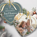 Adorno De Cerámica 1.ᵉʳ Navidad casado con Personalizado de recién ca<br><div class="desc">¡Celebra tu primera Navidad como Sr. y Sra. con un placer personalizado para el tesoro para siempre! Este personalizable con marco dorado en el corazón adornado con un santiamén, un pino y un lazo festivo, perfecto para celebrar el amor en esta temporada de fiestas. Coloca fácilmente tu propia foto memorable...</div>