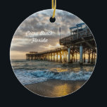 Adorno De Cerámica 1.ᵉʳ Sunrise 2017 Cocoa Beach<br><div class="desc">Un adorno de Navidad con una foto del primer amanecer de 2017. Tuve la suerte de verlo y capturarlo en Cocoa Beach, Florida. ¿Buscando más impresiones o productos? Siéntete libre de visitar mi tienda: http://www.zazzle.com/timelessmomentsphtgy Esta foto fue tomada por Jennifer White con Timeless Moments Photography. Todas las imágenes tienen derechos...</div>