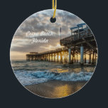 Adorno De Cerámica 1.ᵉʳ Sunrise 2017 Cocoa Beach<br><div class="desc">Un adorno de Navidad con una foto del primer amanecer de 2017. Tuve la suerte de verlo y capturarlo en Cocoa Beach, Florida. ¿Buscando más impresiones o productos? Siéntete libre de visitar mi tienda: http://www.zazzle.com/timelessmomentsphtgy Esta foto fue tomada por Jennifer White con Timeless Moments Photography. Todas las imágenes tienen derechos...</div>