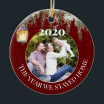 Adorno De Cerámica 2020 El año en que nos quedamos en casa Covid Foto<br><div class="desc">Este diseño fue creado a través del arte digital, se puede personalizar en el área que se proporciona o personalizar cambiando la foto o añadiendo tus propias palabras. Contáctame en colorflowcreations@gmail.com si quieres tener este diseño en otro producto. Compra mi pintura de acrílico abstracta original a la venta en www.etsy.com/shop/colorflowart....</div>