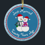 Adorno De Cerámica 20° aniversario regalo Navidades de parejas de nie<br><div class="desc">Nuestra pareja festiva de nevados está vestida para el frío con sus pañuelos estampados, mitones coordinadores y sombrero de Santa Festividad roja. Divertido mensaje de "Solo casado" sin importar cuánto tiempo se hayan casado sus familiares o amigos de celebración. Añada sus nombres y la fecha del año del aniversario para...</div>