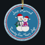Adorno De Cerámica 25 Aniversario Regalo Navidades de parejas de niev<br><div class="desc">Nuestra pareja festiva de nevados está vestida para el frío con sus pañuelos estampados, mitones coordinadores y sombrero de Santa Festividad roja. Divertido mensaje de "Solo casado" sin importar cuánto tiempo se hayan casado sus familiares o amigos de celebración. Añada sus nombres y la fecha del año del aniversario para...</div>