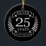 Adorno De Cerámica 25 años del boda plateado<br><div class="desc">Un diseño para celebrar 25 años de matrimonio. Este diseño tiene un diseño de laurel de color plateado (gris) sobre un fondo negro. La plata es el regalo tradicional para esta ocasión. El texto dice el aniversario de Silver 25 años. Un diseño romántico para celebrar tu 25 aniversario de matrimonio....</div>