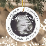 Adorno De Cerámica 2 Foto Bebé Ultrasonido Nuevos Padres Esperando<br><div class="desc">Celebre el precioso regalo de su nuevo miembro de la familia con un elegante adorno de cerámica redonda de dos fotos. El diseño neutro de género es adecuado para un niño o chica de recién nacido. El texto y las imágenes de esta plantilla son fáciles de personalizar y pueden ser...</div>