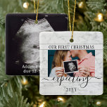 Adorno De Cerámica 2 Foto Embarazo Nuevos Padres Primer Navidad Esper<br><div class="desc">Celebre el precioso regalo de su nuevo miembro de la familia con un elegante adorno de cerámica de 2 cuadros de fotos de imitación de mármol. El diseño neutro de género es adecuado para un niño o chica de recién nacido. La redacción y las imágenes de esta plantilla son fáciles...</div>
