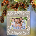 Adorno De Cerámica 2 Fotos Familia Navidades de Green Greenery Tan<br><div class="desc">Este adorno navideño luminoso de color marrón exhibe un elegante ilustracion de verdor blanco que enmarca la foto horizontal. El diseño ofrece espacio para 2 de tus fotos favoritas, una en la parte delantera y otra en la parte trasera. Personalice este adorable adorno de conservas con su nombre familiar y...</div>