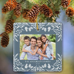 Adorno De Cerámica 2 Fotos Familia Navidades de Verdor de Invierno<br><div class="desc">Este adorno navideño azul oscuro y polvoriento exhibe un elegante ilustracion blanco de verdor que enmarca las fotos. El diseño ofrece espacio para 2 fotografías,  una en la parte delantera y otra en la parte trasera. Personalice este adorable adorno de conservas con su nombre familiar y el año.</div>