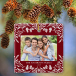 Adorno De Cerámica 2 fotos Familia Navidades rojos de la vegetación d<br><div class="desc">Este adorno rojo oscuro de Navidad muestra un elegante ilustracion blanco de vegetación de invierno que enmarca la foto horizontal. El diseño permite tomar dos fotografías,  una en la parte delantera y otra en la parte trasera. Personalice este adorable adorno de conservas con su nombre familiar y el año.</div>