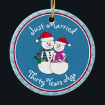Adorno De Cerámica 30 Aniversario Regalo Pareja de Nieve divertida<br><div class="desc">Nuestra guapa pareja de nevados está vestida para el frío con sus bufandas, mitones y Navidades rojos festejando el sombrero Santa. Divertido mensaje de "Solo casado" sin importar cuánto tiempo se hayan casado sus familiares o amigos de celebración. Añada sus nombres y una fecha de casamiento de un año para...</div>