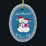 Adorno De Cerámica 45° Aniversario Navidades de regalo de pareja de n<br><div class="desc">Nuestra pareja festiva de nevados está vestida para el frío con sus pañuelos estampados, mitones coordinadores y sombrero de Santa Festividad roja. Divertido mensaje de "Solo casado" sin importar cuánto tiempo se hayan casado sus familiares o amigos de celebración. Añada sus nombres y la fecha del año del aniversario para...</div>