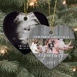 Adorno De Cerámica 4 Foto Embarazo Primera Navidad Gris Faux Wood Hea<br><div class="desc">Celebre el precioso regalo de su nuevo miembro de la familia con un elegante ornamento de cerámica en forma de corazón de cuatro collage. El diseño neutro de género con borde de madera de imitación gris es adecuado para un niño o chica de recién nacido. La redacción y las imágenes...</div>