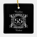 Adorno De Cerámica 55.º boda escudo esmeralda<br><div class="desc">Un diseño romántico para celebrar tu 55 aniversario de matrimonio. Si quieres ayuda para personalizar este diseño, por favor contacta conmigo, es un botón de preguntar a este diseñador, justo debajo de este texto. Este escudo de 55 años, 55 años, aniversario boda, tiene el texto esmeralda como el regalo tradicional...</div>