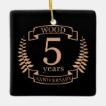 Adorno De Cerámica 5 años aniversario de la boda de la madera<br><div class="desc">Un diseño para celebrar 5 años de matrimonio. Este diseño tiene un diseño de laurel color tostado (madera) sobre un fondo negro. La madera es el regalo tradicional para esta ocasión. El texto dice el aniversario de Wood 5 años. Un diseño romántico para celebrar tu quinto año de matrimonio. Si...</div>