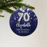 Adorno De Cerámica 70 años estrellas de plata azul marino<br><div class="desc">Un color de fondo azul marino con estrellas falsas de plata. El color azul es desigual. Añadir su nombre,  texto/fecha</div>